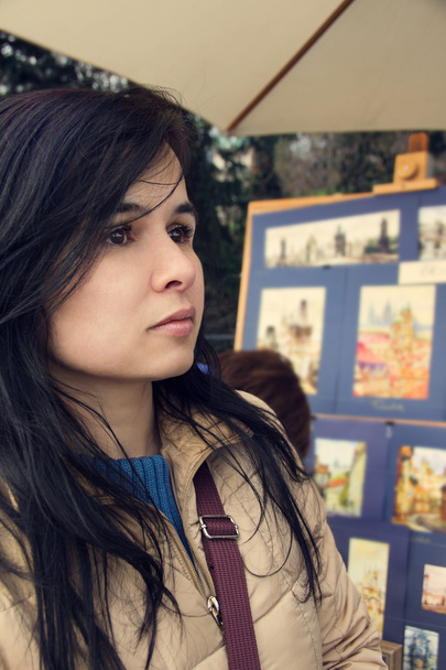 Portrait of a beautiful woman at an art exhibition - Photo, Image