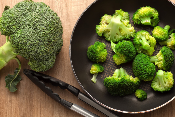 Broccoli con padella
 - Foto, immagini