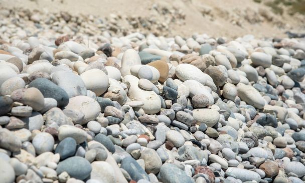 Bílé oblázkové kameny abstraktní na skalnatém pobřeží. - Fotografie, Obrázek