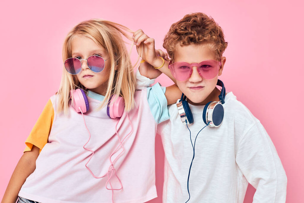 Щаслива пара дітей з навушниками
  - Фото, зображення