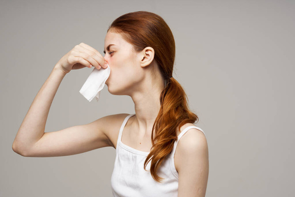Frau mit grippalem Infekt gesundheitliche Probleme isolierter Hintergrund. Hochwertiges Foto - Foto, Bild