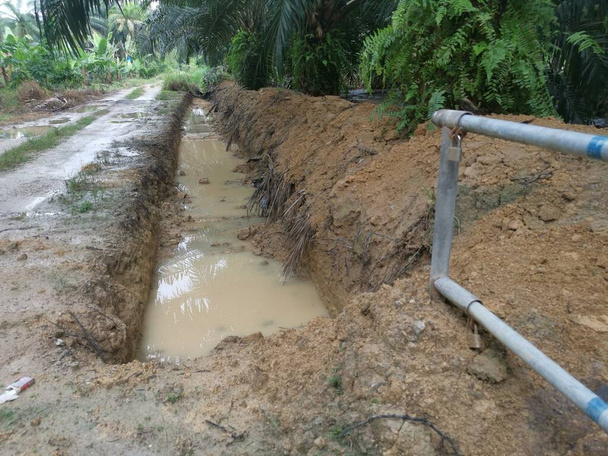 drenaje excavado a lo largo de la carretera rural. - Foto, imagen