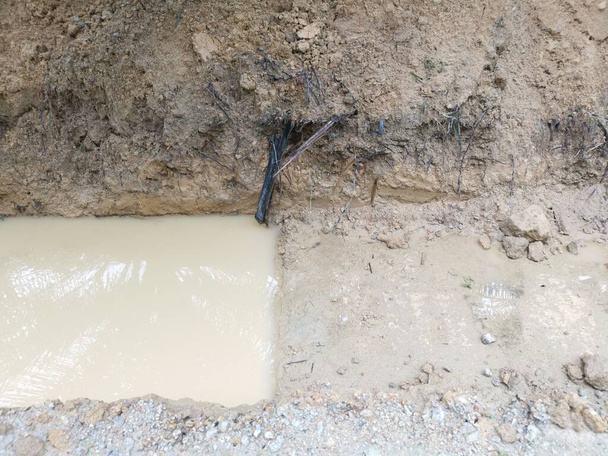 drenaje excavado a lo largo de la carretera rural. - Foto, Imagen
