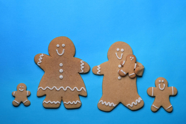 Happy GingerBread People on Blue Background - Foto, afbeelding