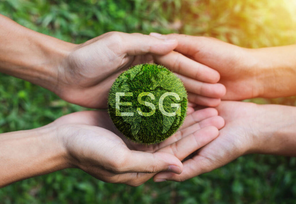 Künftiger Umweltschutz und nachhaltige ESG. Hands Erwachsenen Teamwork Harmonie Halten Erde auf Händen. Umwelt und Verringerung der globalen Erwärmung helfen der Erde. - Foto, Bild