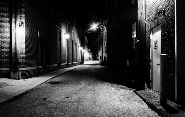 Dark alley at night in Hanover, Pennsylvania.  - Φωτογραφία, εικόνα
