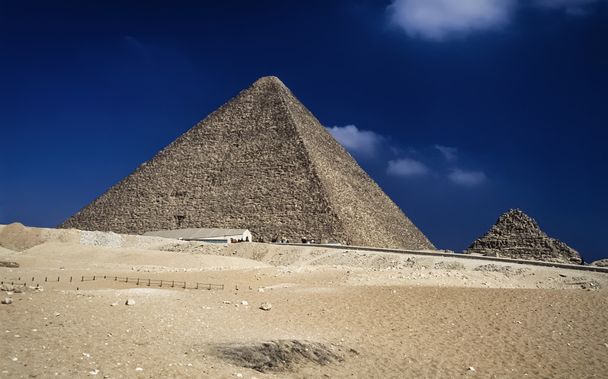 クフ王のピラミッド - 写真・画像