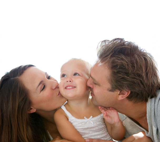szczęśliwych rodziców całuje dziecko - Zdjęcie, obraz