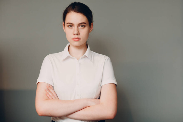 Ділова молода жінка 20 25 років портрет у білій сорочці, що стоїть в офісі
 - Фото, зображення