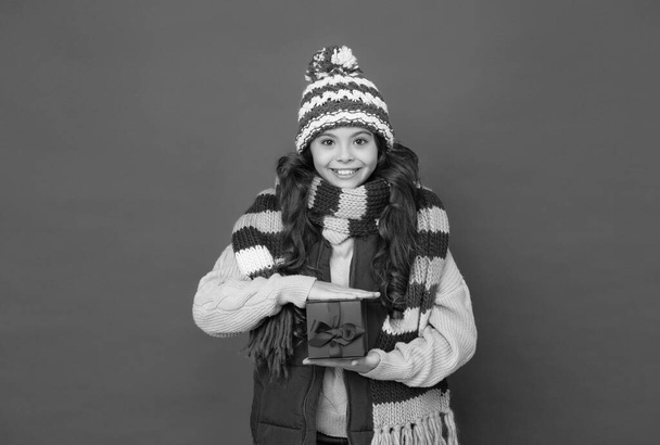 Nice purchase. buy presents and gifts for christmas. happy childhood. teen girl hold box. knitted clothing style. new year holiday. cheerful child wear warm winter clothes. seasonal shopping sales - Foto, Imagen