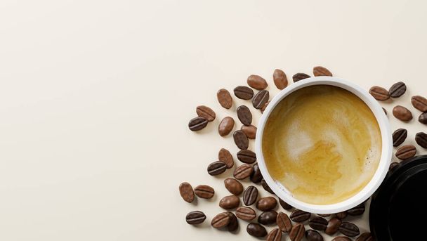 Bovenaanzicht van hete koffiekop, cappuccino of latte, kopieer ruimte met koffiebonen op de achtergrond. 3d weergave, 3d illustratie - Foto, afbeelding