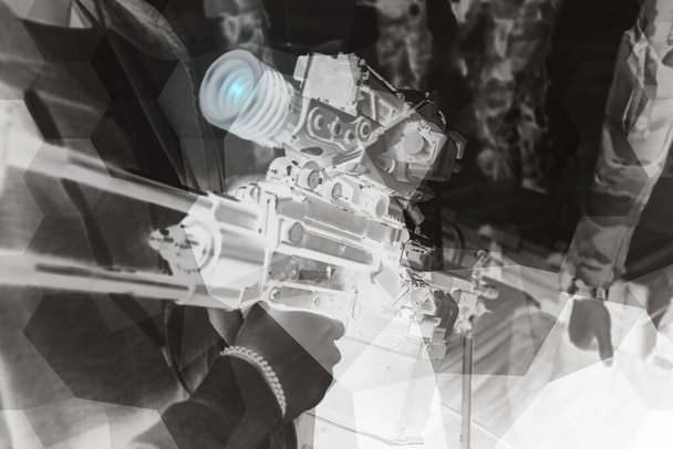 Boční pohled na muže držícího útočnou pušku Heckler Koch HK416 navrženou a vyrobenou německou firmou - Fotografie, Obrázek