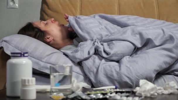 Női köhögés feküdt asztal mellett az előírt gyógyszerek - Felvétel, videó