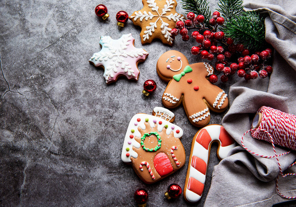 Χριστουγεννιάτικο υπόβαθρο. Σπιτικά μπισκότα μελόψωμο συνορεύουν με αντίγραφο χώρου. - Φωτογραφία, εικόνα