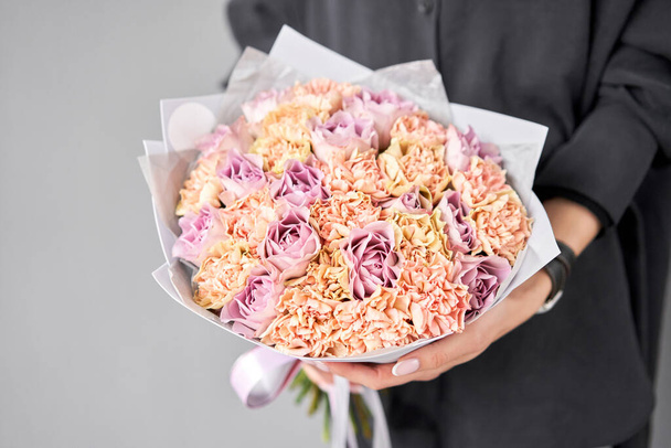 女性の手に混合花の美しい花束。フローラルショップコンセプト.美しい新鮮なカットブーケ。花の配達 - 写真・画像