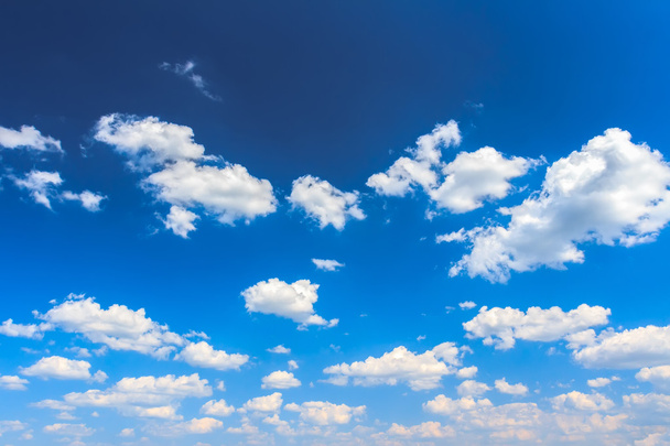 Cloudscape pozadí živé modré oblohy - Fotografie, Obrázek