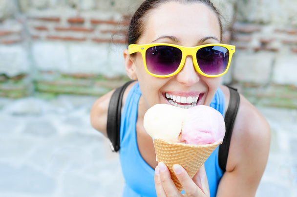 девушка с мороженым - Фото, изображение