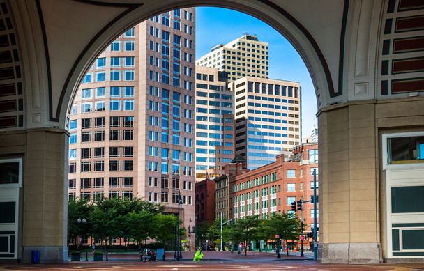Глядя через арку на Роус-Уорф, в Бостоне, штат Массачусетс
 - Фото, изображение