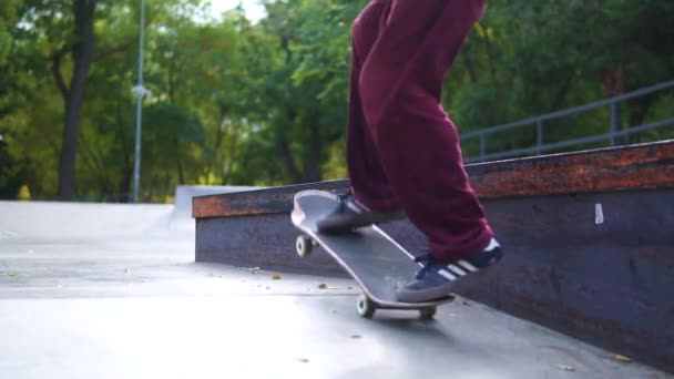 kick flip.Odessa skate park.boy sur skateboard saute sur la main courante et glisse - Séquence, vidéo