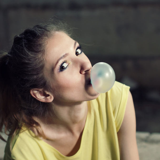 Chica inflando burbuja de goma de mascar
 - Foto, Imagen