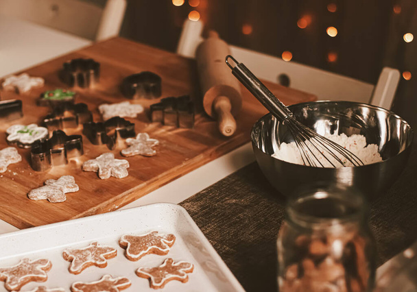 Boże Narodzenie pieczenia i gotowania koncepcji receptury. Składniki żywności i proces przygotowania tradycyjnych domowych pierników męskich herbatników w kuchni w domu podczas ferii zimowych - Zdjęcie, obraz