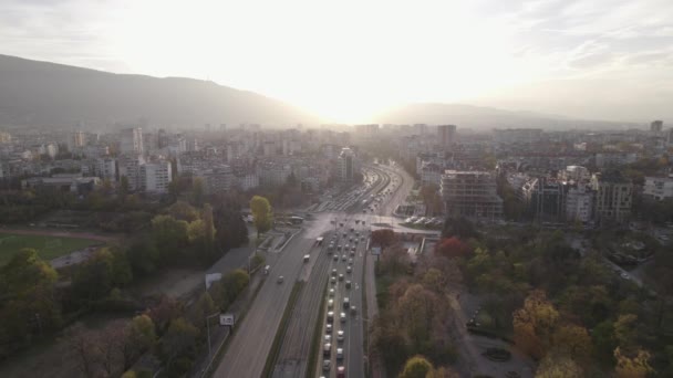 Légi városi kilátás a városi forgalom a fő utcán Szófiában naplementekor felett Vitosha hegy - Felvétel, videó