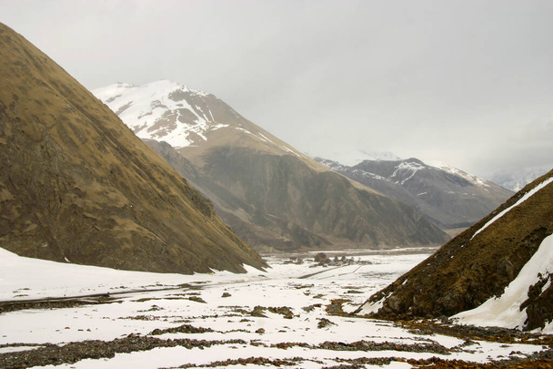 Estrada militar georgiana e montanhas do Grande Cáucaso - Foto, Imagem