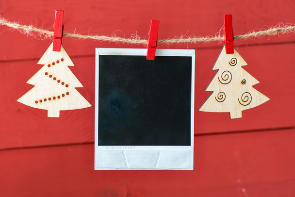 Vieilles photos sur fond bois avec décoration de Noël
. - Photo, image