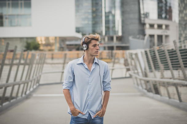 joven modelo hansome hombre rubio con auriculares
 - Foto, Imagen