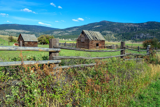 Kanadische Landschaft aus alten rustikalen Bauernhäusern auf einer Ranch im Nicola Valley in der Nähe von Merritt, British Columbia, Kanada. - Foto, Bild