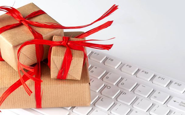 Gift on the computer keyboard in online shopping concept - Foto, afbeelding