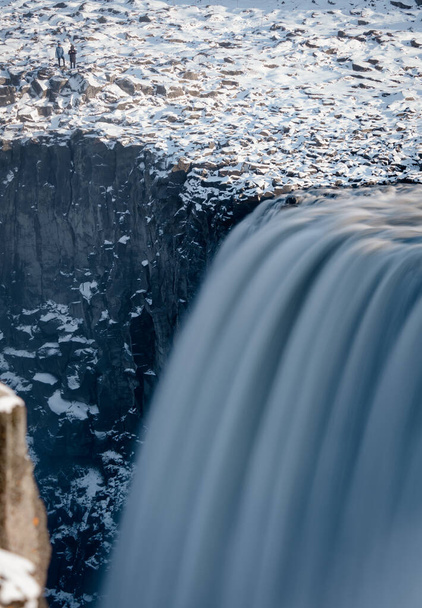 Dettifoss s turisty, dlouhá expozice hedvábné vody - Fotografie, Obrázek