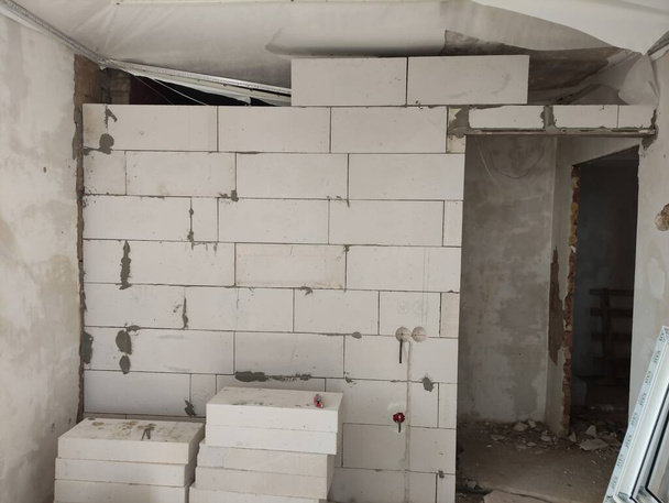 Mur de blocs de mousse dans un appartement pendant la rénovation - Photo, image