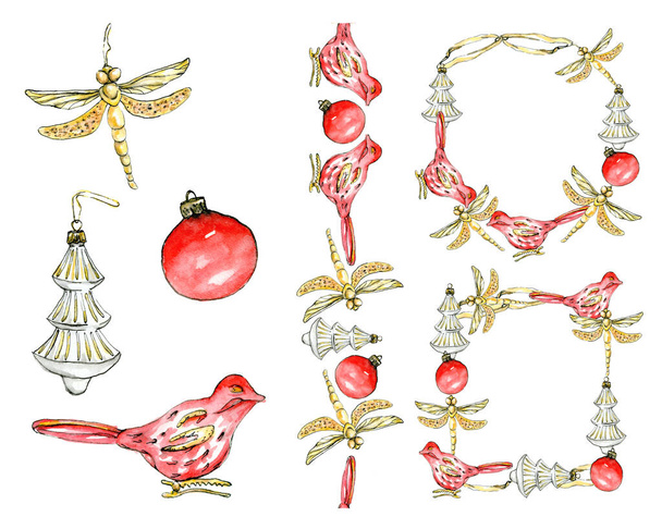 Velký akvarel elegantní vánoční kolekce z vánočních hraček červená koule, zlatá vážky, bílý strom. Nový rok hračky izolované na bílém pozadí. - Fotografie, Obrázek
