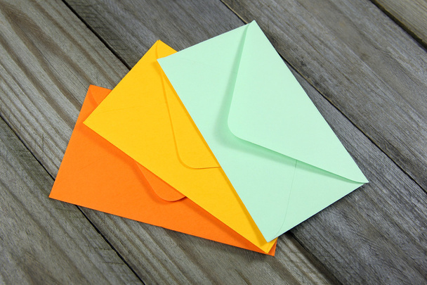 Enveloppes colorées sur fond en bois
 - Photo, image
