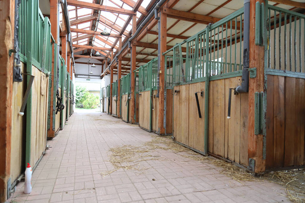 Fotografie venkovské stáje pro chov koní uvnitř - Fotografie, Obrázek