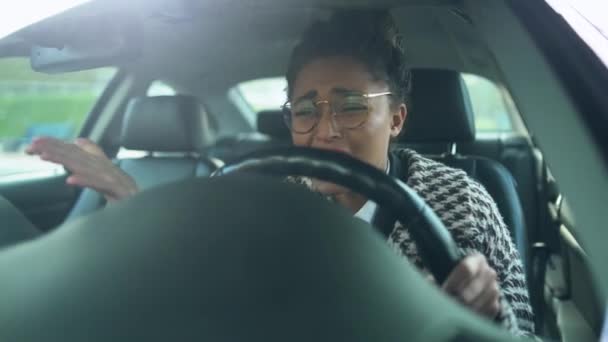 portret femme noire est assis dans la voiture et se plaint de la situation de la circulation - Séquence, vidéo