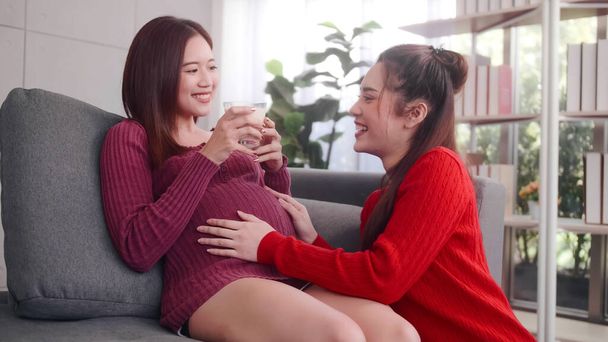 Felice coppia lesbica incinta trascorrere del tempo insieme a casa. - Foto, immagini