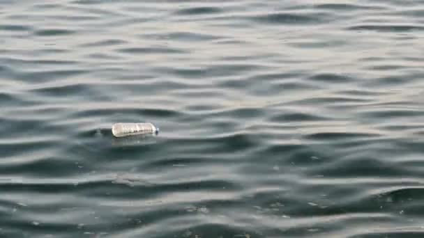 poluição do mar, garrafa de plástico flutuando no mar, poluição - Filmagem, Vídeo