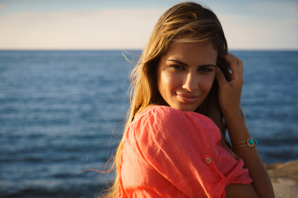 Porträt junge Frau lächelt glücklich Meer Schönheit - Foto, Bild
