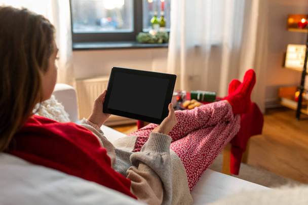 woman with tablet computer at home on christmas - Foto, Imagem