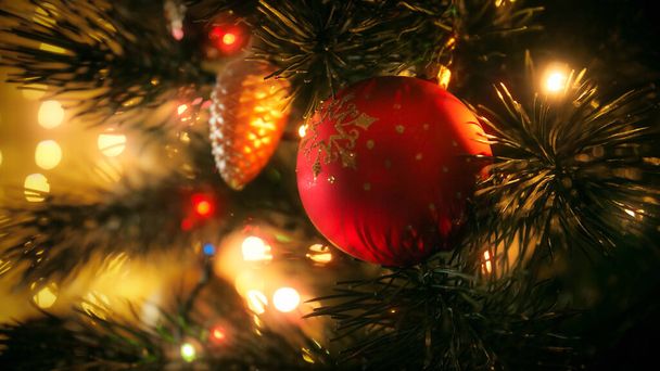 Κοντινό πλάνο του κόκκινου babuble και λαμπερό φως γιρλάντα στα κλαδιά χριστουγεννιάτικο δέντρο. Επαρχιακό υπόβαθρο για χειμερινές διακοπές και γιορτές. - Φωτογραφία, εικόνα