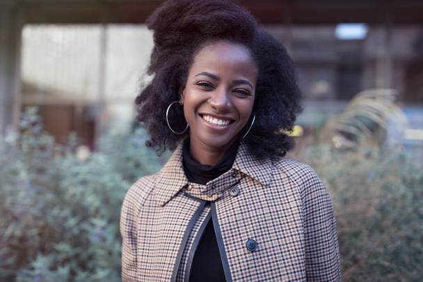 Krásná Afroameričanka v jarním parku - Fotografie, Obrázek