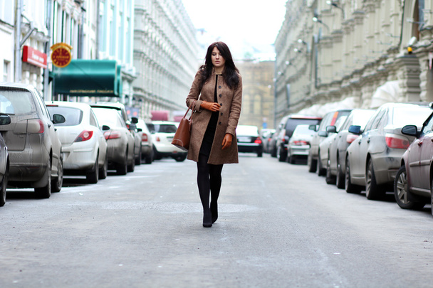 Beautiful young woman walking on the street - Fotoğraf, Görsel