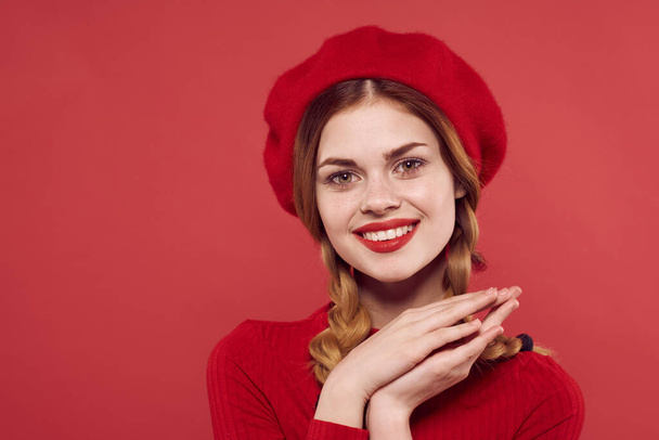 Χαρούμενη γυναίκα με κόκκινο καπέλο στο κεφάλι του glamor απομονωμένο φόντο - Φωτογραφία, εικόνα