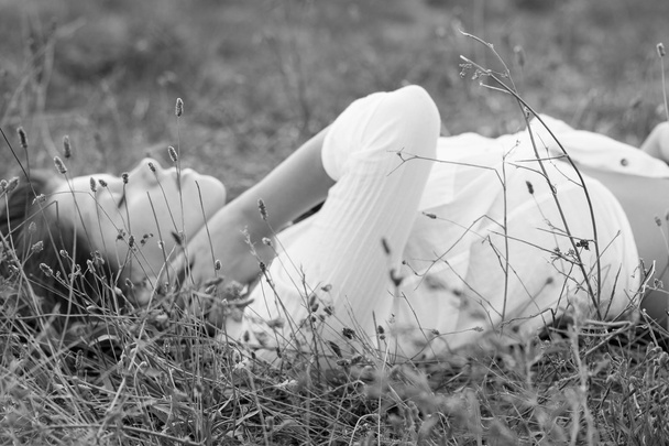 Jovem deitada em um campo
 - Foto, Imagem