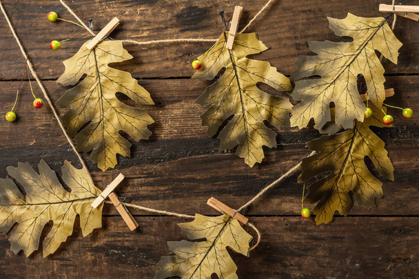 Jesienny tło jesienny liść na drewniany tablica, płaski kładzik, miejsce na tekst - Zdjęcie, obraz