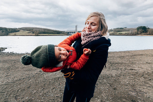madre soltera con su hijo adoptivo jugando al aire libre - Foto, imagen