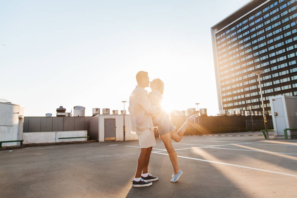 glückliches junges Paar auf dem Dach des City-Parkhauses - Foto, Bild