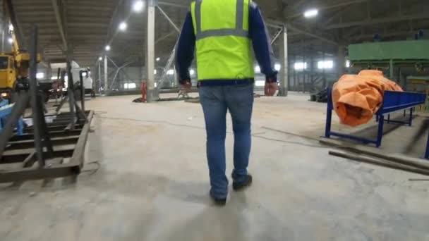 Un trabajador camina por la fábrica. El proceso de producción en la fábrica. - Metraje, vídeo